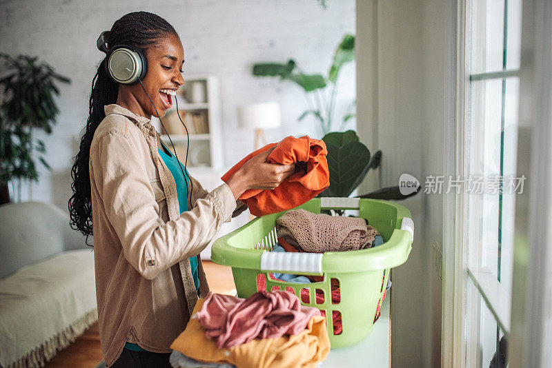 一个女人在安静的房间里叠衣服