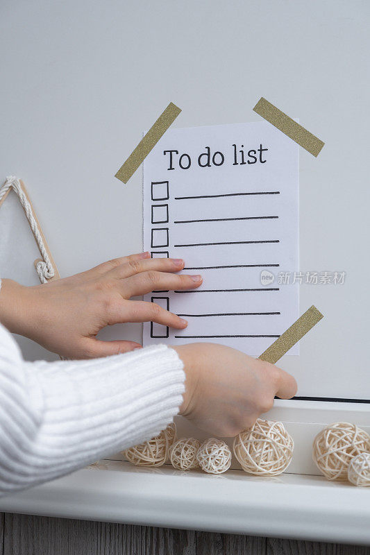 一个不知名的女人用励志纸写着要做的事情清单。目标设定概念。自我发展提升策略。励志规划更健康的生活
