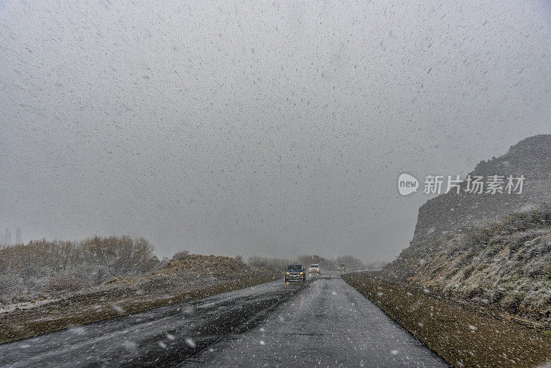 道路上有雪花飘落，向右急转弯，车辆反方向行驶