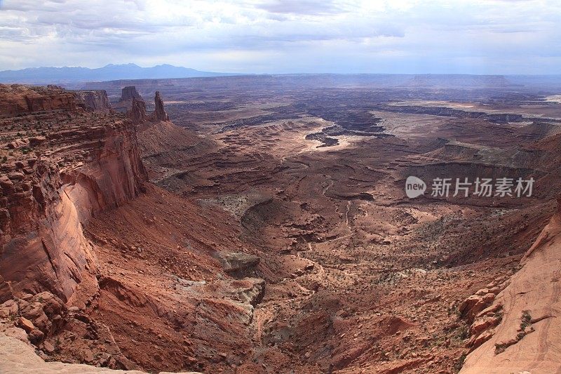 降落在犹他州峡谷地国家公园的天空中