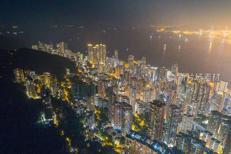 鸟瞰图的香港城市天际线和维多利亚港日落在中国