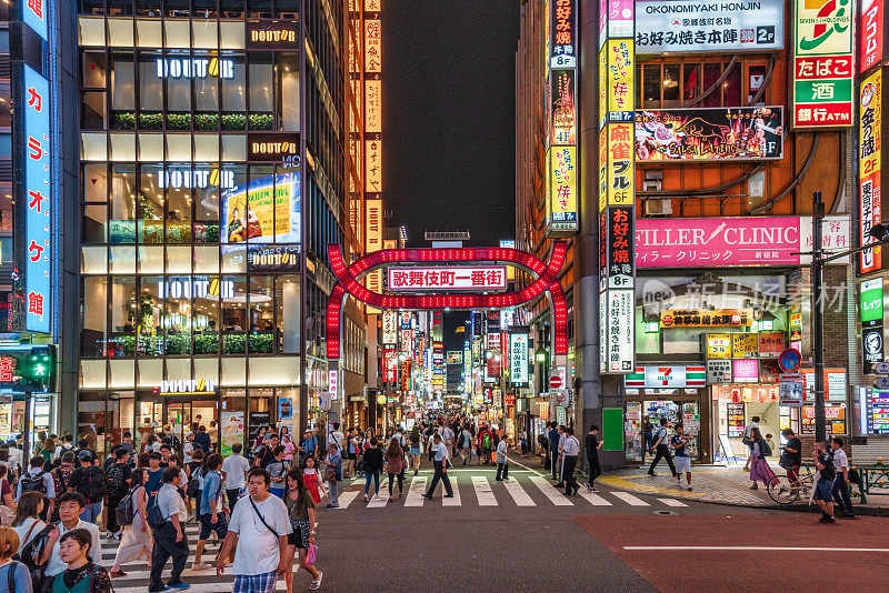 日本东京新宿歌舞伎町红灯区的街景