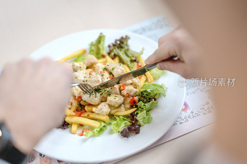 一名男子正在吃烤火鸡肉和白汁酱