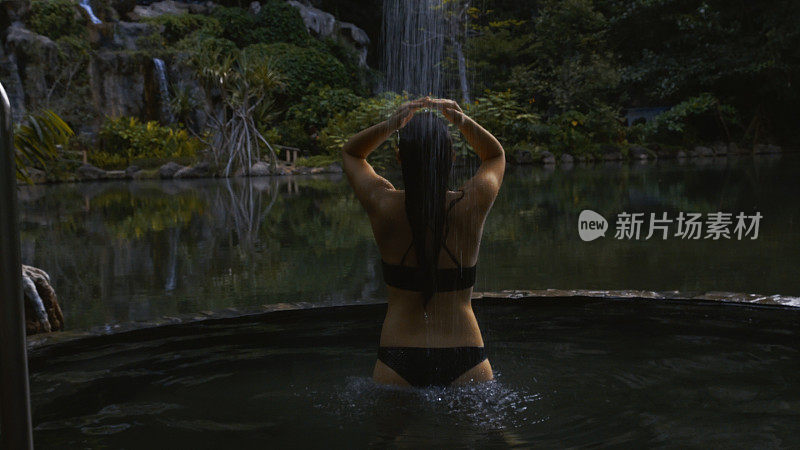 丛林里的热水浴缸。女人放松水疗撤退