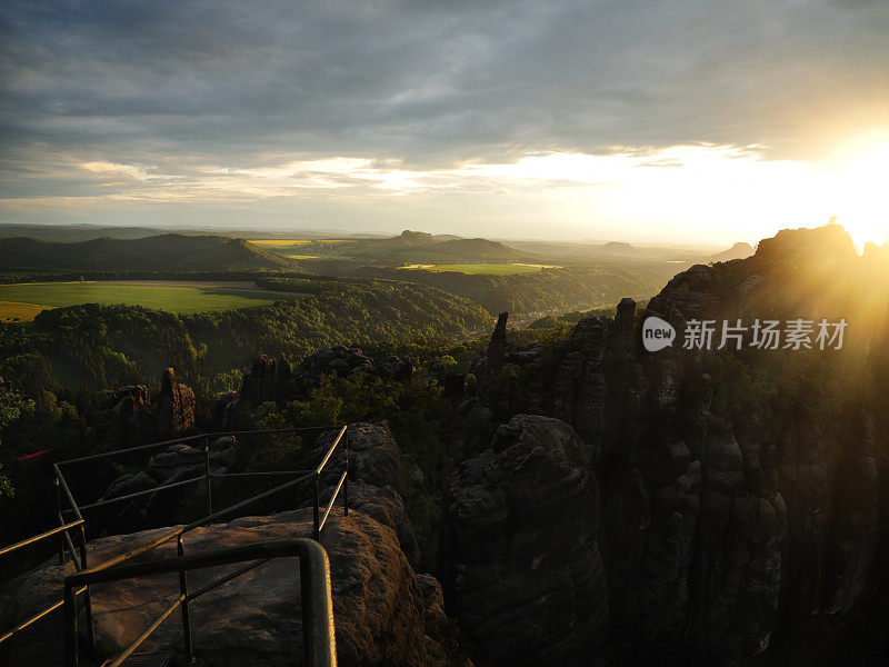 日落时的萨克森埃尔布桑德斯坦山脉全景