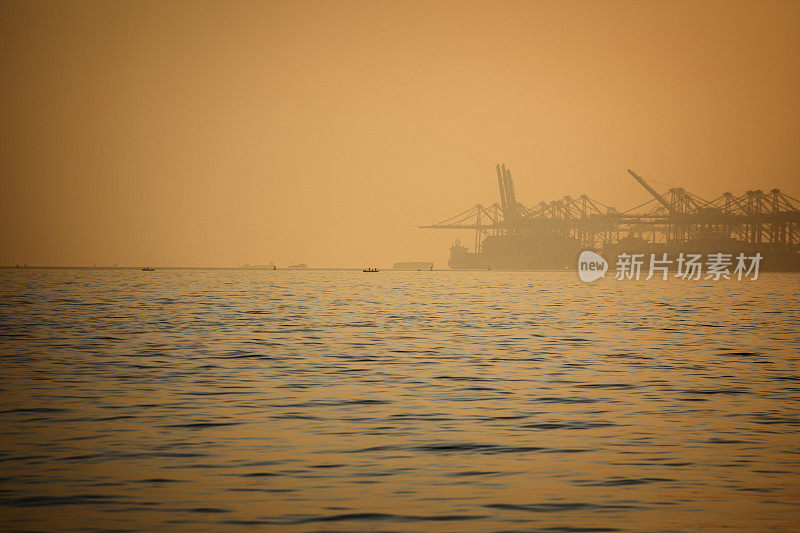夕阳下的深水集装箱货运港，中国深圳赤湾