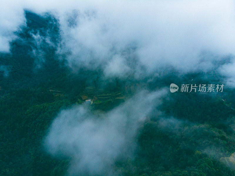 山上有雾，下雨天