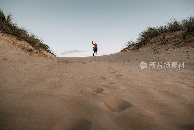 年轻女人的拳头