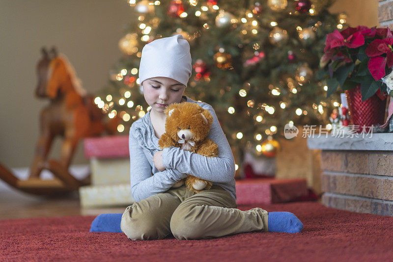 圣诞节小女孩带着泰迪熊