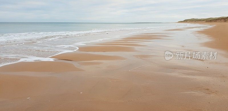 波在海滩