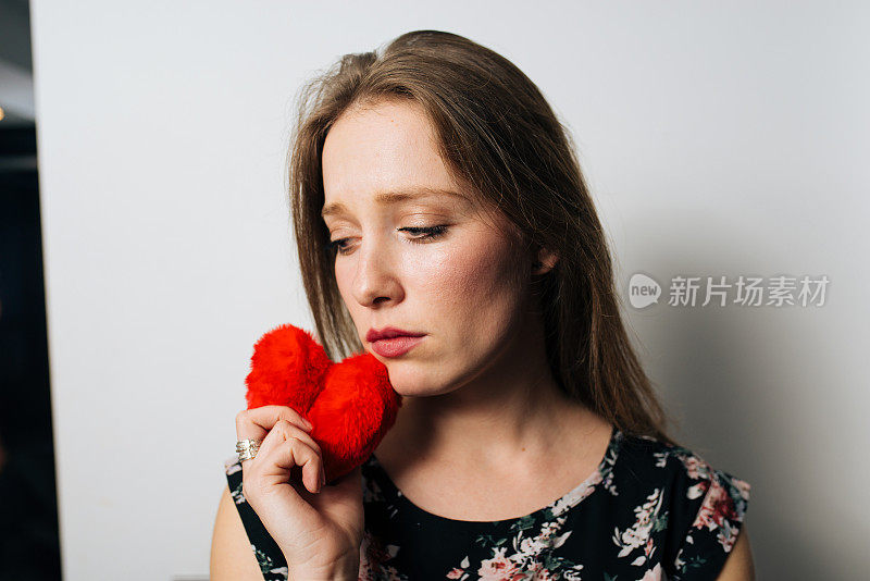 独自一人和焦虑的年轻女子在家里