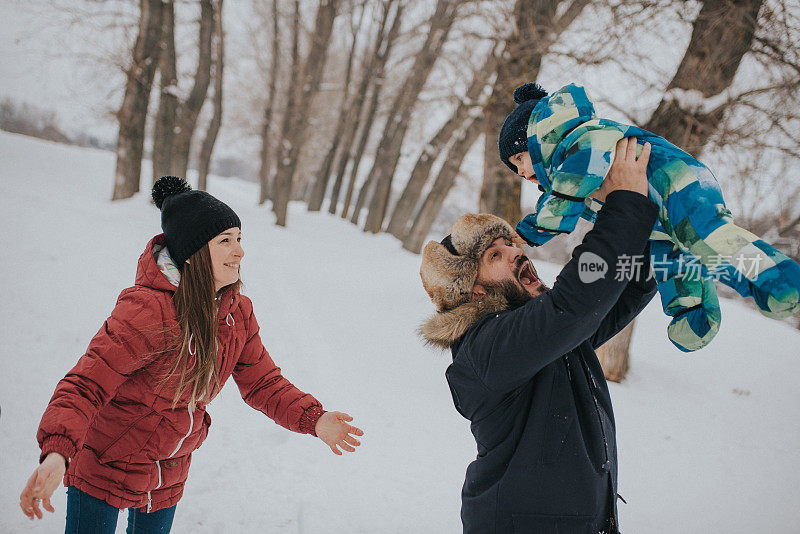 雪中阖家欢乐