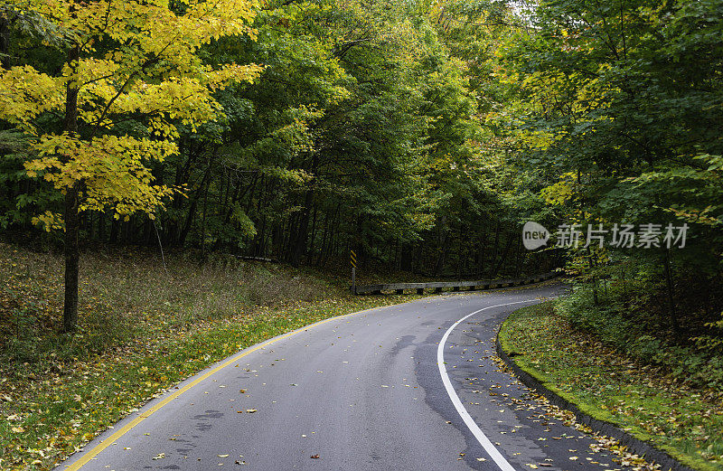 秋季公路旅行，特拉弗斯城，密歇根州