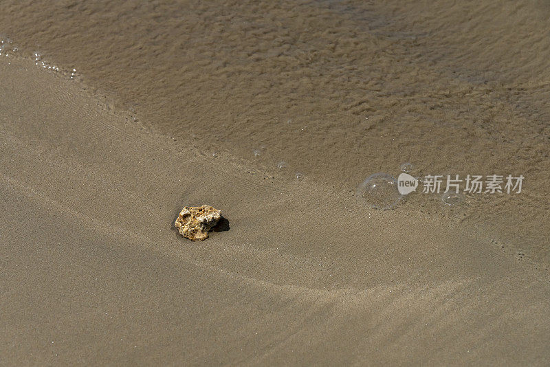 沙滩上的卵石在海浪里