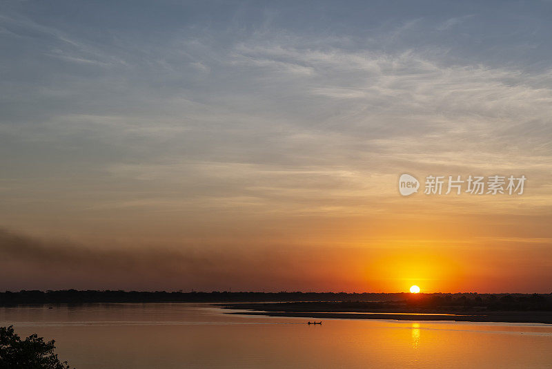 太阳升起S?o弗朗西斯科河-田园诗般的风景-河中的船只-环境保护