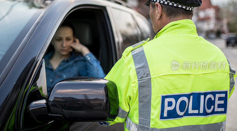 交警拦住了一位超速的妇女