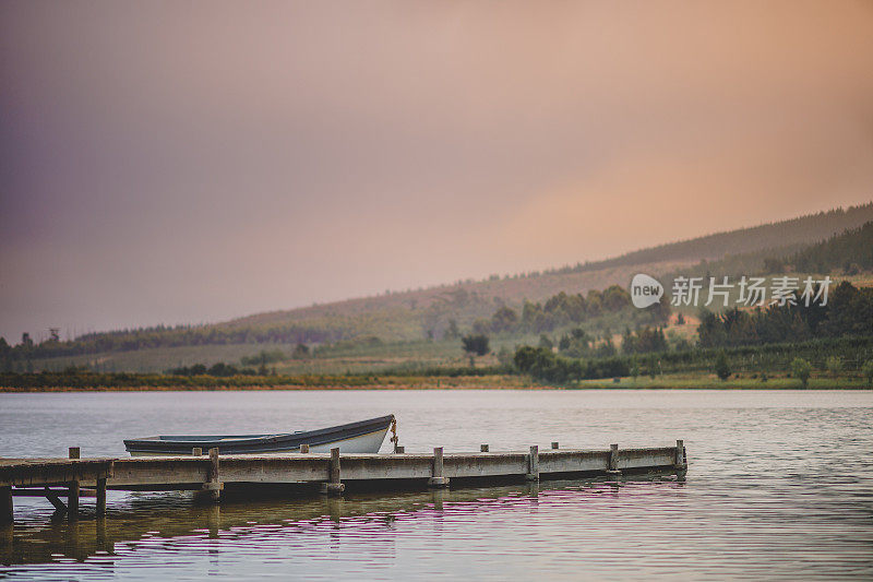 系泊划艇和码头宁静的场景在黎明拷贝空间