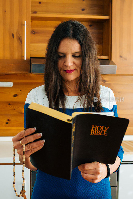 在家里读圣经的女人