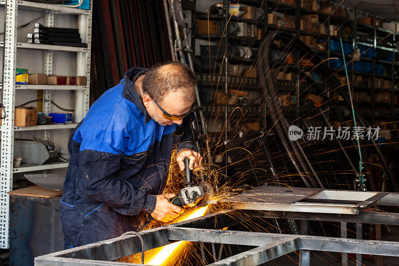 建筑业手工工人用圆锯切割铁器