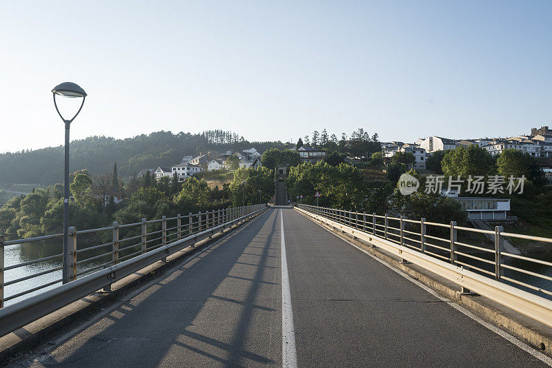 西班牙波托马林圣地亚哥卡米诺湖上的桥