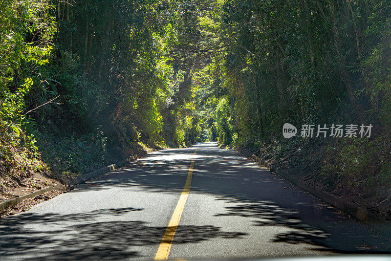 在去智利湖区的奥索尔诺火山的路上——智利的瓦拉斯港