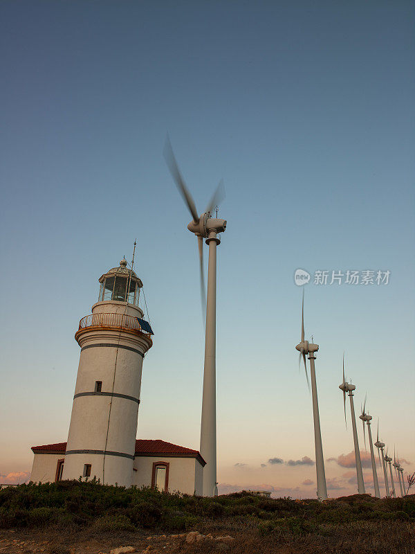 灯塔和风力涡轮机