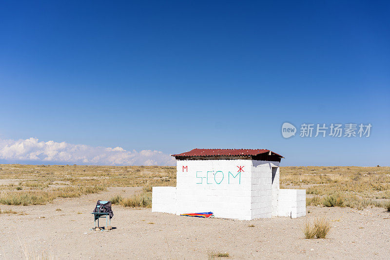 吉尔吉斯斯坦伊塞克-库尔盐湖附近的一个孤独的厕所