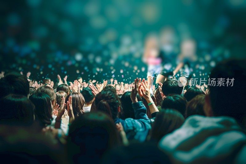 音乐节上许多人举手