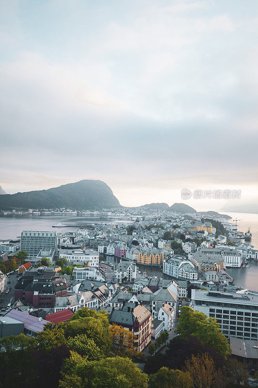 来自Fjellstua观点的Alesund