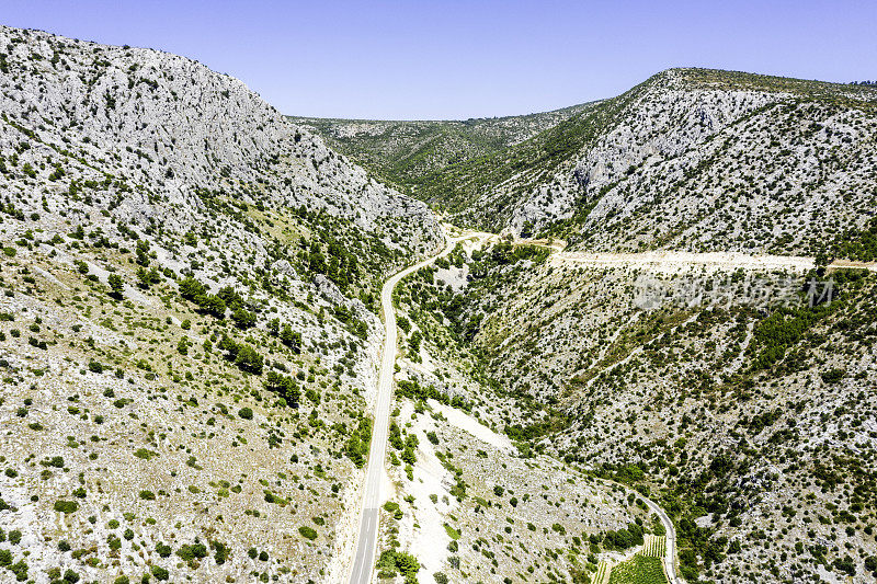 克罗地亚山区公路鸟瞰图