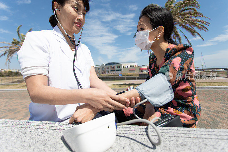 女医生正在测量血压