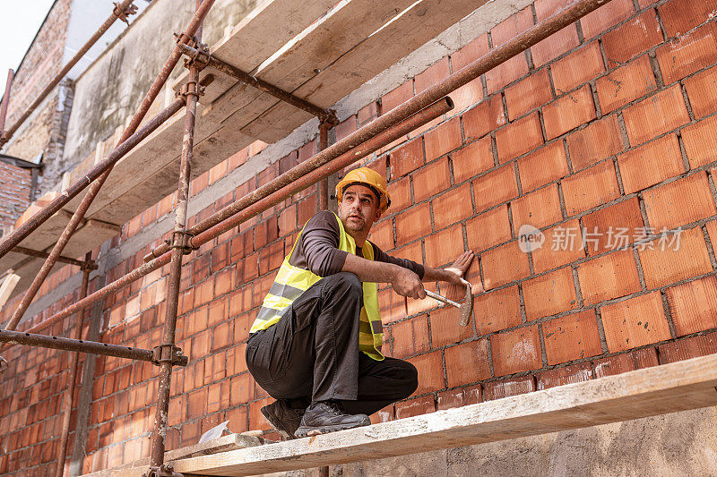 建筑工地上的建筑工人