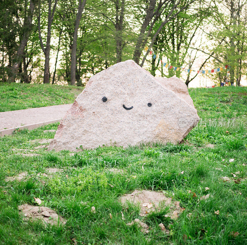 公园里有一块带着微笑的大石头。