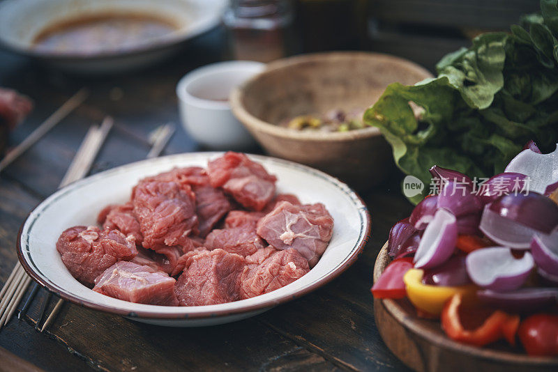 在外面准备蔬菜牛肉串