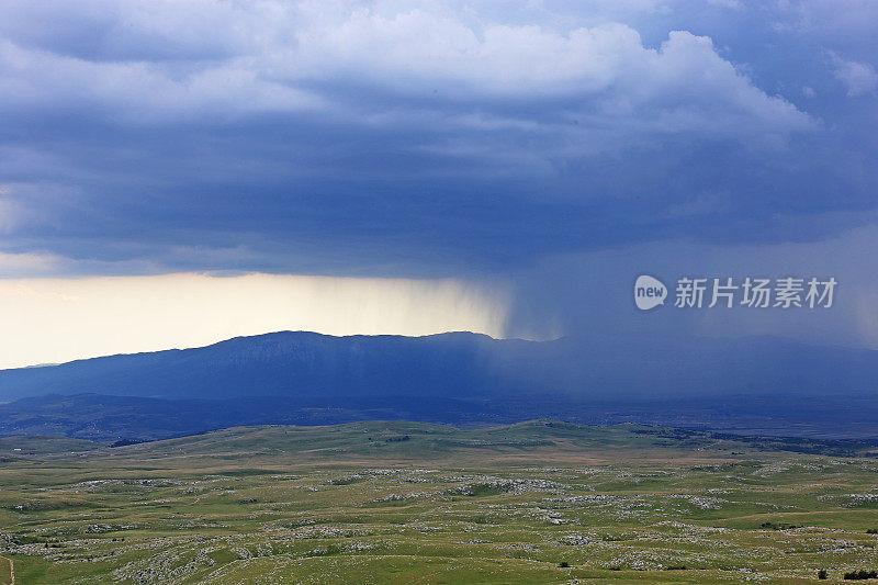 在波斯尼亚和黑塞哥维那卡梅斯尼卡山的暴雨