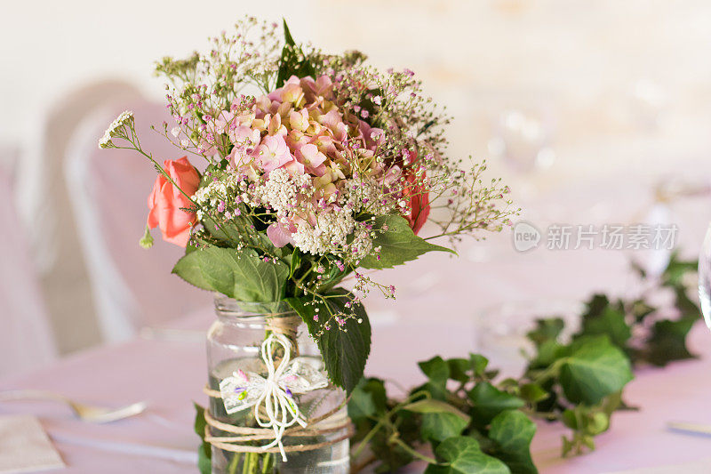 婚礼生日宴会装饰，桌子和鲜花