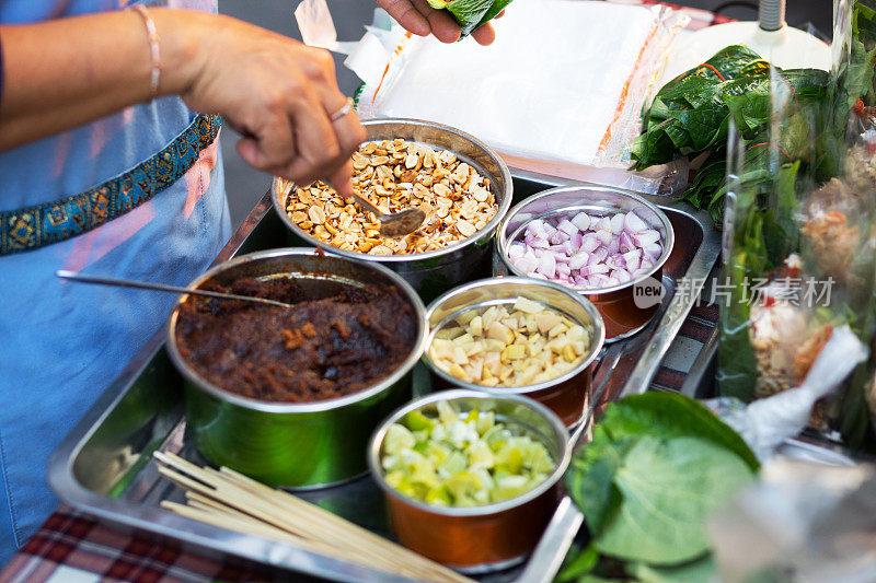 在南邦的市场上做泰国菜的女人