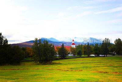 Möðruvellir，冰岛:19世纪红白教堂(Möðruvallarkirkja)