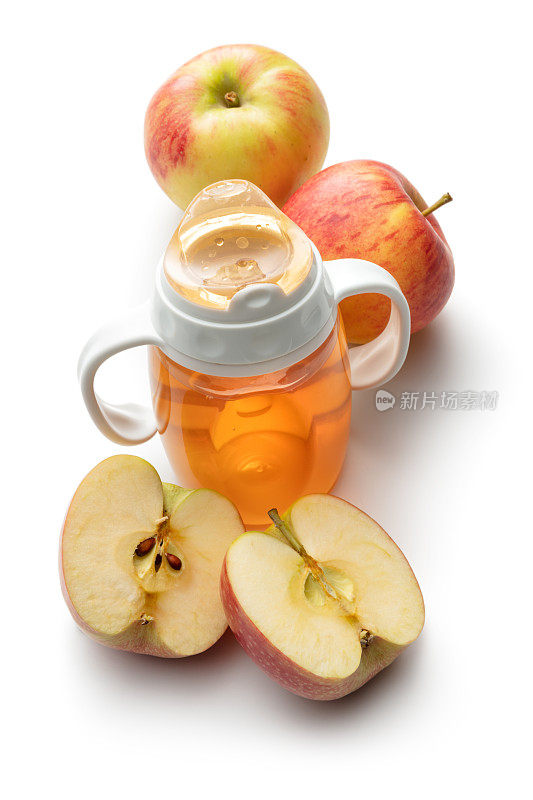 婴儿用品:苹果汁，婴儿杯和苹果孤立在白色背景