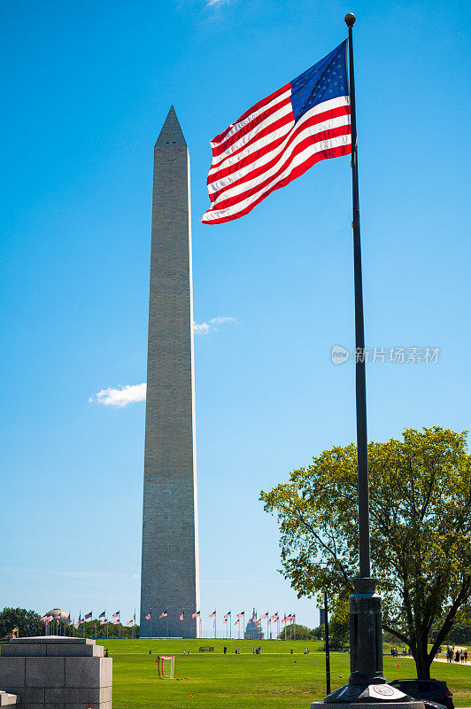 美国国旗和华盛顿纪念碑，华盛顿特区，美国