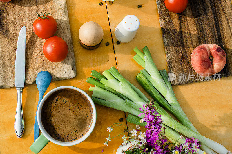 帆船上简单的户外早餐