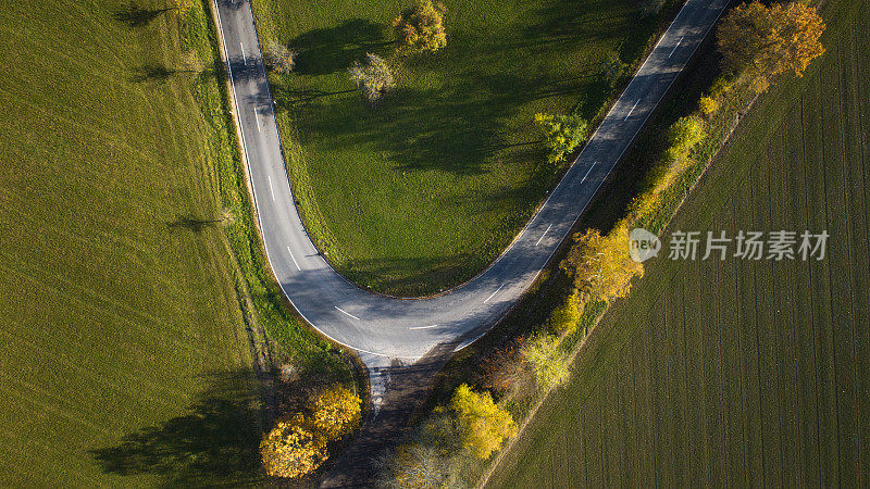 鸟瞰图的乡村道路和秋天的风景