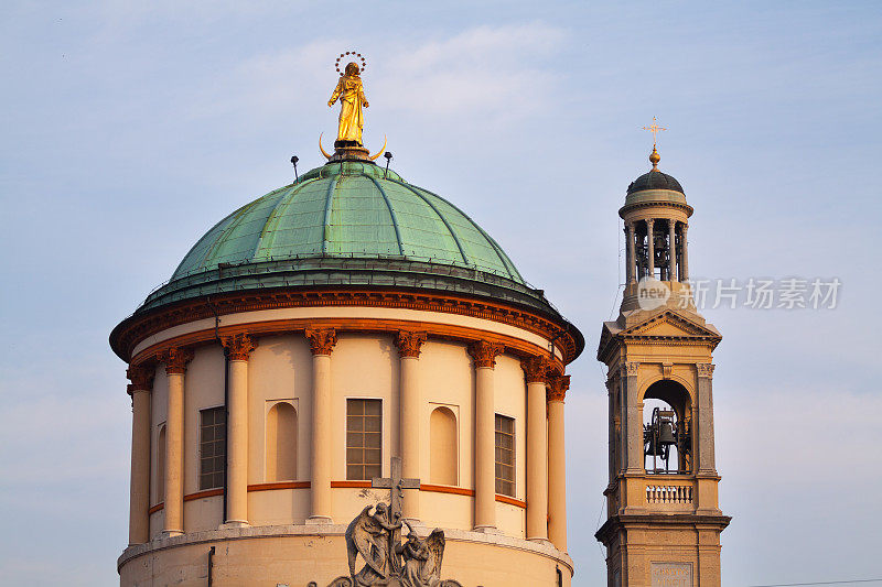 贝加莫的圣玛丽亚教堂的圆顶和贝尔塔