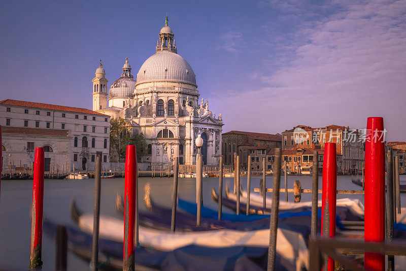 飘渺的长时间曝光-大运河在日出，威尼斯，意大利