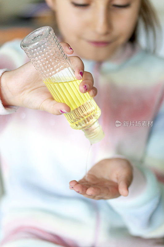 一个女孩为Corona病毒倒古龙水的肖像