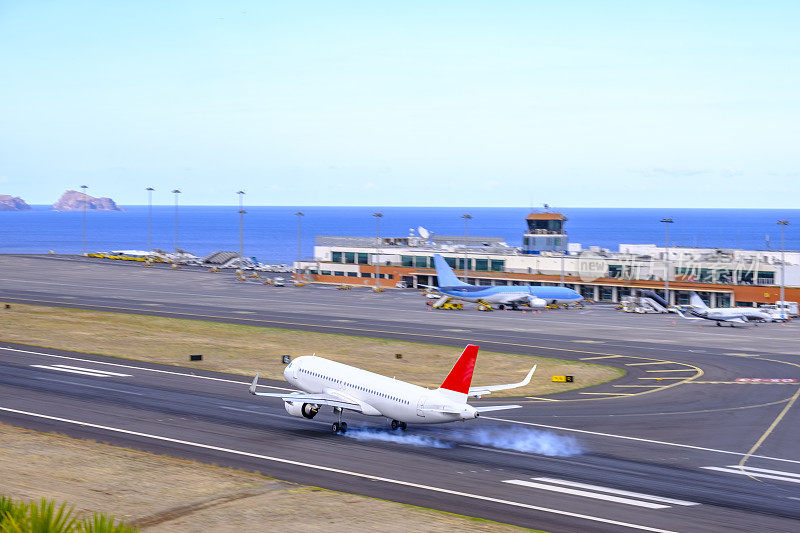 飞机在葡萄牙马德拉岛克里斯蒂亚诺·罗纳尔多机场降落