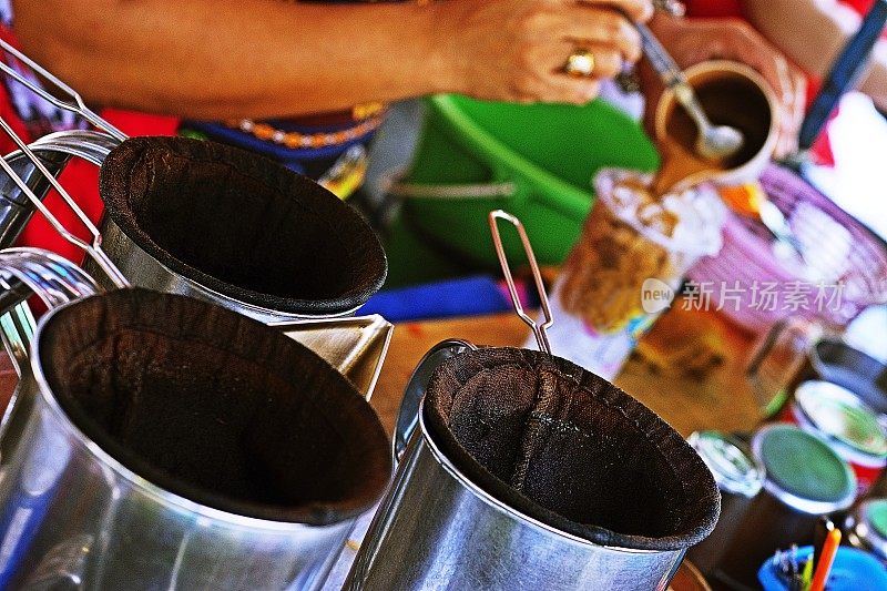 制作咖啡饮料――曼谷街头小吃。