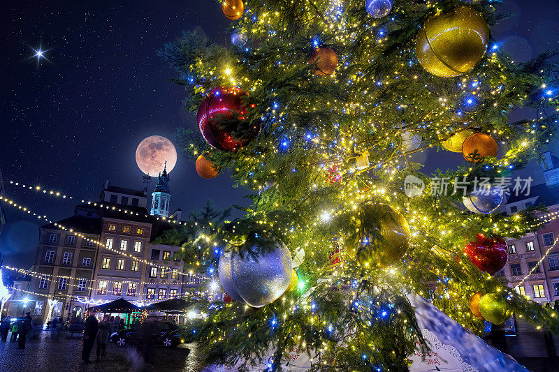 波兰华沙老城集市上装饰的圣诞树