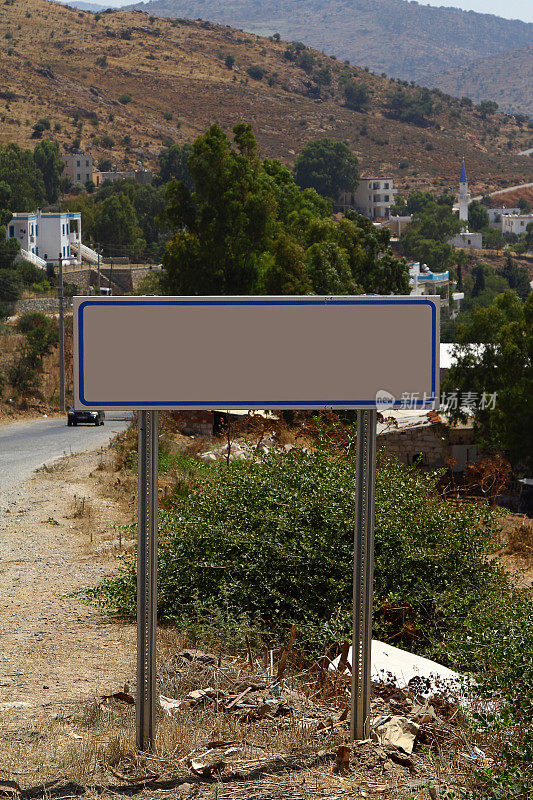 现代空白色交通警告路标