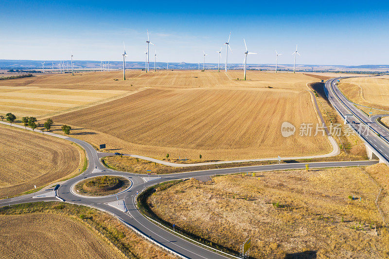 高速公路上的风力涡轮机鸟瞰图